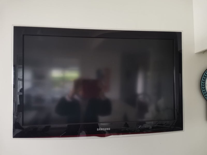 Samsung 32 inch LCD TV with ANGLE WALL BRACKET & REMOTE Carousel 2