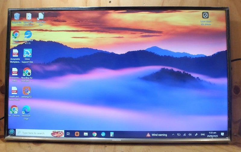 SAMSUNG 32" TV WITH REMOTE - NO STAND Carousel 1