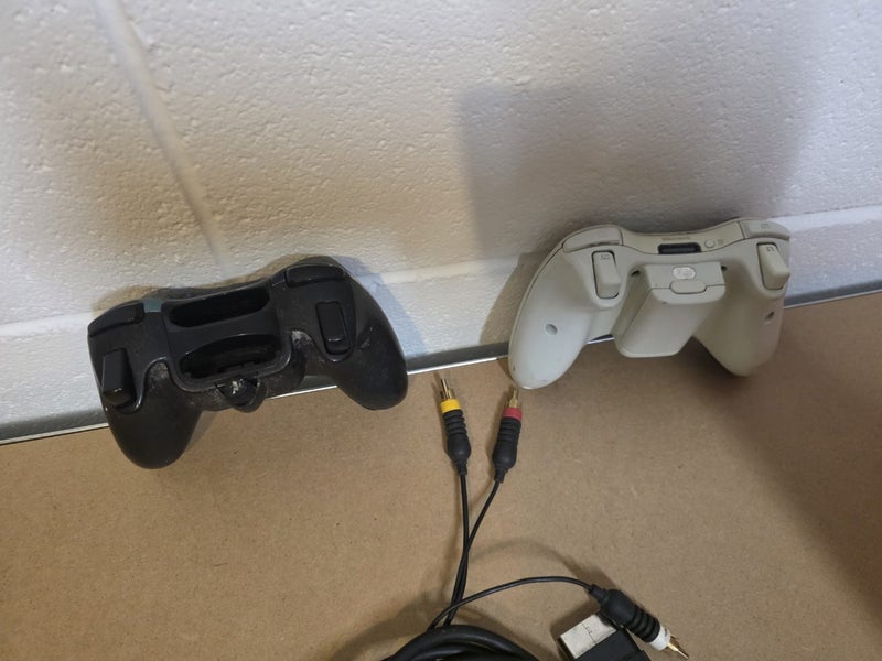 XBOX 360 CONTROLLERS AND AV Cable Carousel 3
