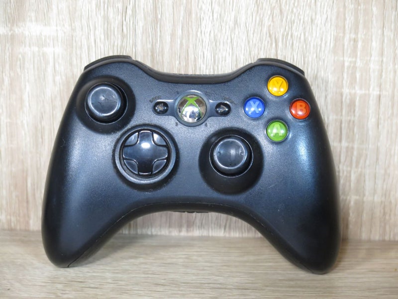 Genuine Microsoft Xbox 360 Wireless Controller Model 1403 with battery. Carousel 1