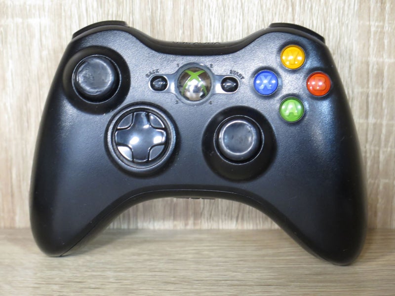 Genuine Microsoft Xbox 360 Wireless Controller Model 1403 with battery. Carousel 1