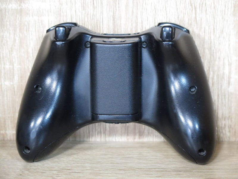 Genuine Microsoft Xbox 360 Wireless Controller Model 1403 with battery. Carousel 2