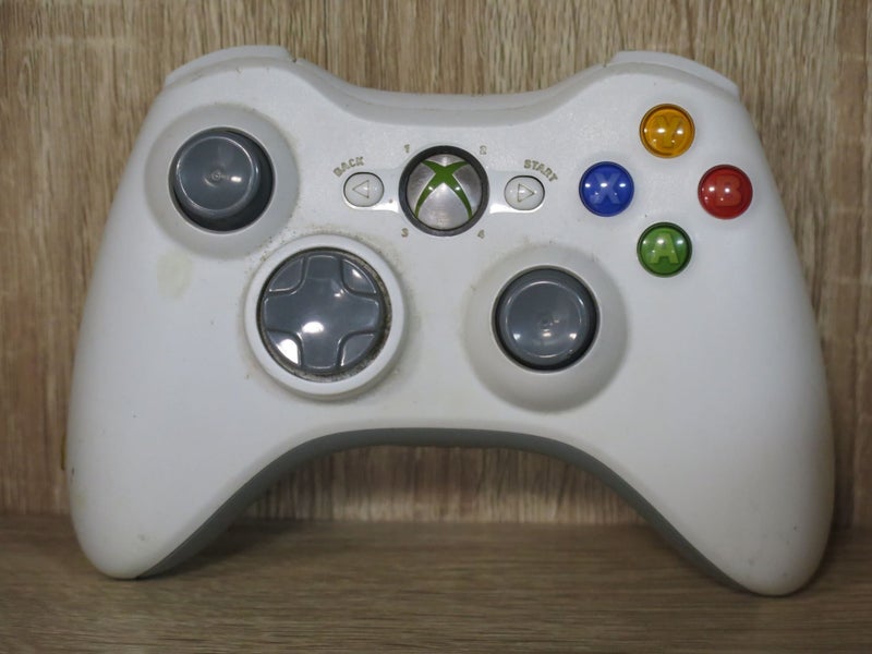 Genuine Microsoft Xbox 360 Wireless Controller Model MSK-WC01 with battery. Carousel 1