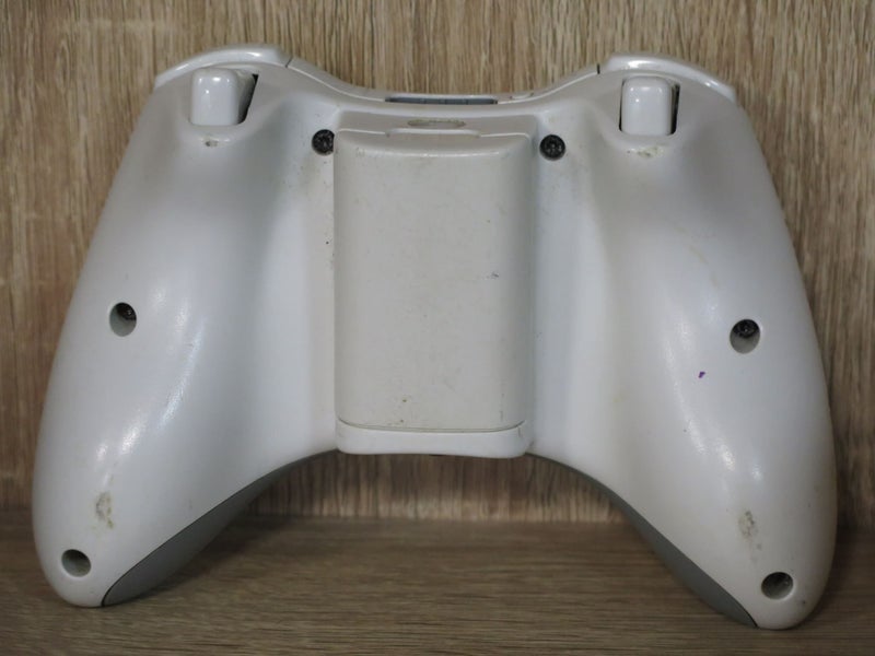 Genuine Microsoft Xbox 360 Wireless Controller Model MSK-WC01 with battery. Carousel 2