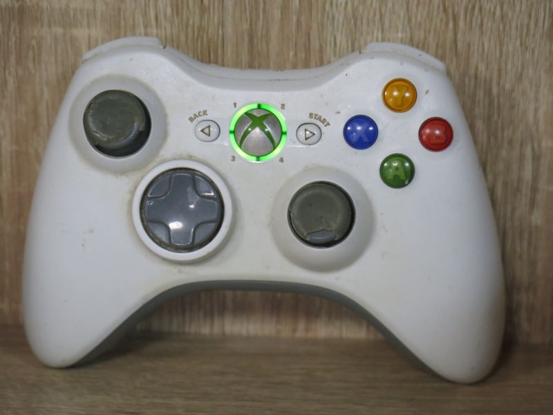 Genuine Microsoft Xbox 360 Wireless Controller Model MSK-WC01 with battery. Carousel 1