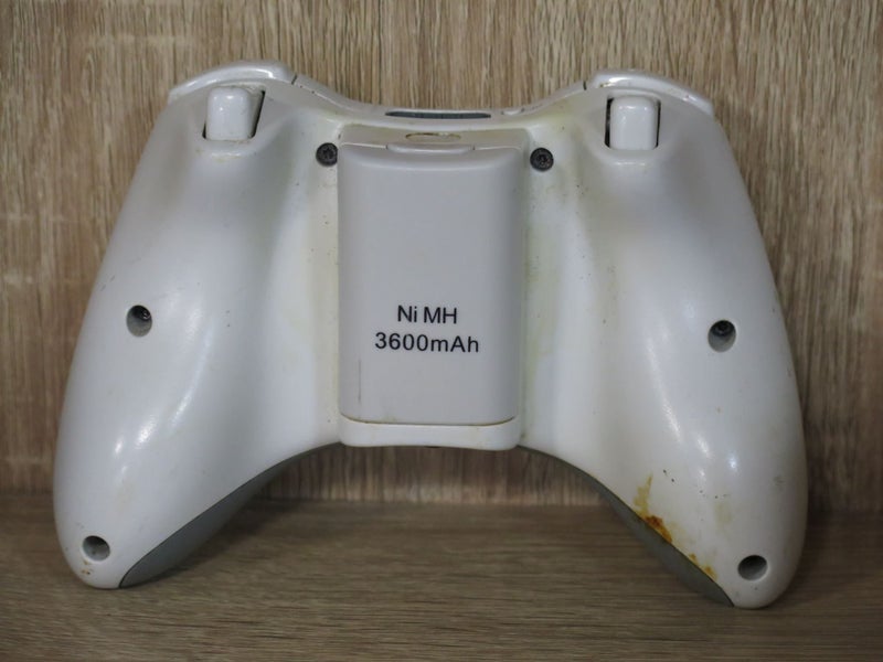 Genuine Microsoft Xbox 360 Wireless Controller Model MSK-WC01 with battery. Carousel 2