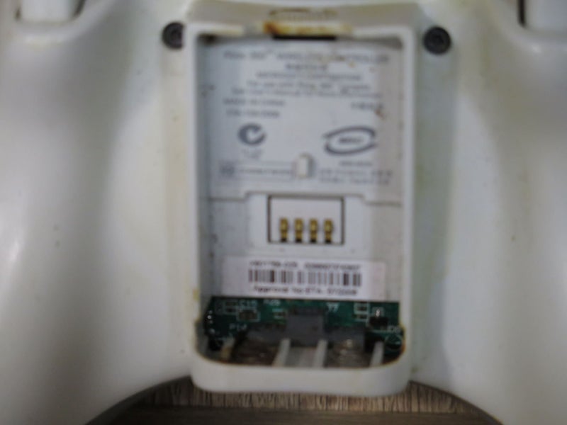 Genuine Microsoft Xbox 360 Wireless Controller Model MSK-WC01 with battery. Carousel 3