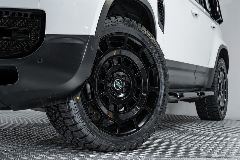 2022 Land Rover Defender 110 D250 3.0L 4WD, photo 2