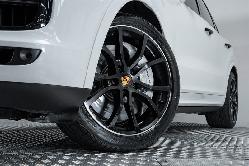 2018 Porsche Cayenne Turbo 4.0L V8 4WD, photo 2