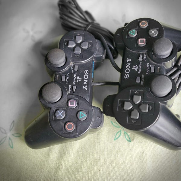 2 x GENUINE SONY PLAYSTATION 2 WIRED DUAL SHOCK CONTROLLERS Carousel 2