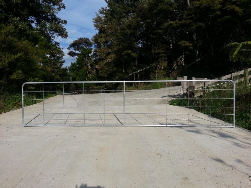 5 x Farm gates 16 foot/4.88 mtr 8MM bars Carousel 1