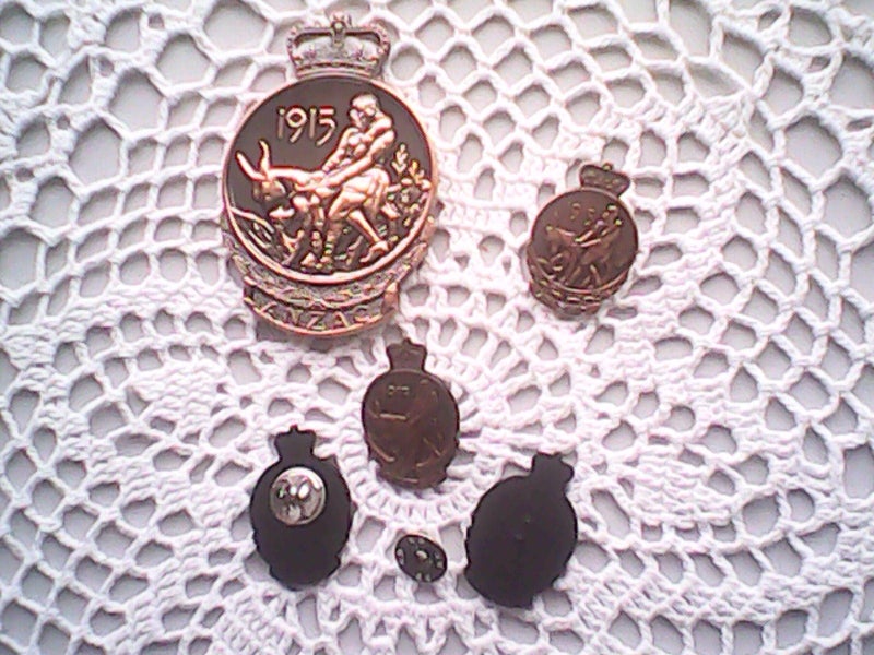 WW1 ANZAC Gallipoli Anniversary Lapel Badge Carousel 1