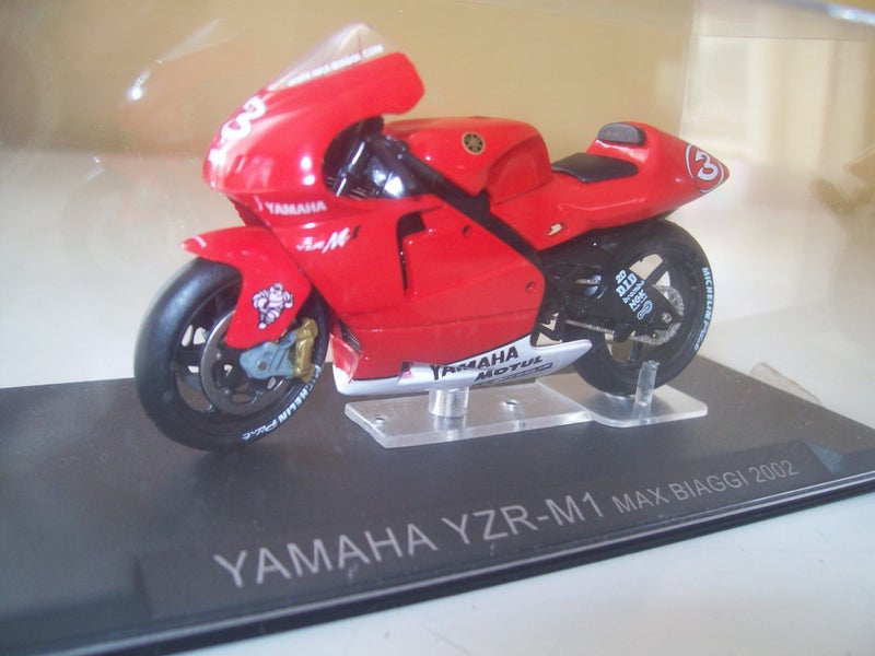 Yamaha YZR-M1 (Max Biaggi) 2002 Carousel 1