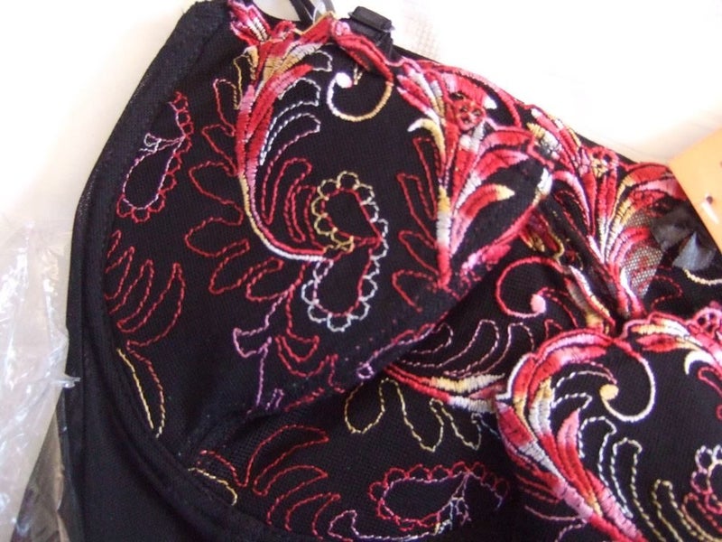 22c BLACK with reddy embroidery bustier & g string Carousel 2