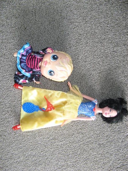 Disney Snow White doll and Baby Crib doll Carousel 1