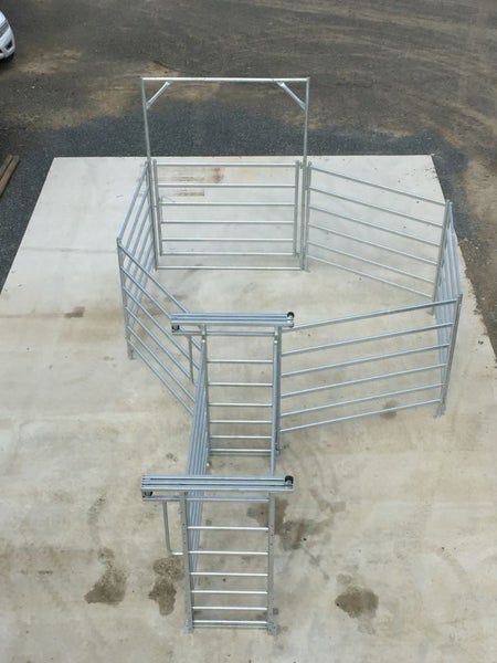 Portable cattle yard, 10 to 14 head depending on the size of the animal Carousel 1