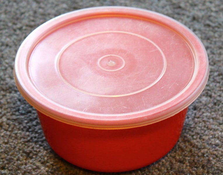 Small red plastic container with lid Carousel 1