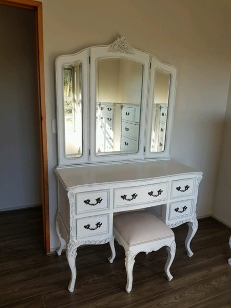 CHATEAU DRESSING TABLE Carousel 2