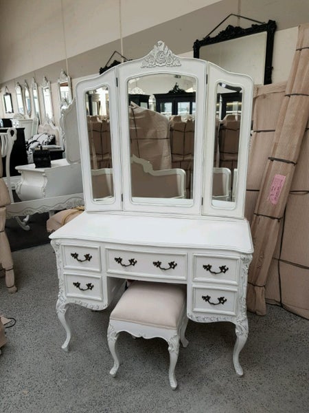 CHATEAU DRESSING TABLE Carousel 3