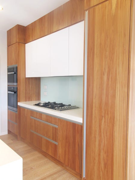 * Magic Kitchens*HiGloss Acryli +Veneer Carousel 6