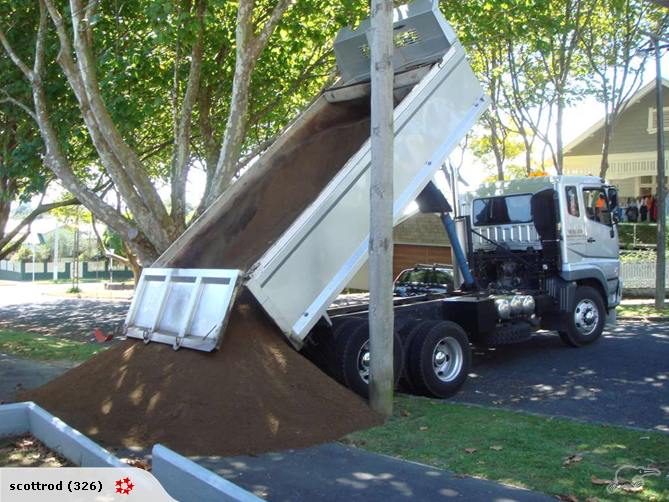 PAPATOETOE YARD - TOPSOIL / WHITE CHIP / SCORIA Carousel 19
