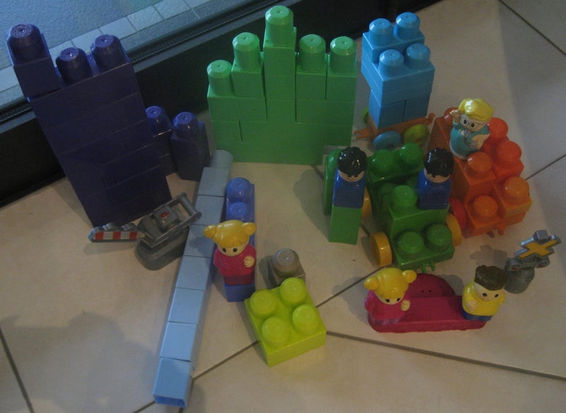 BULK MEGA BLOKS Building Blocks Toy 3 Trolley Cars and 6 Figures Carousel 1