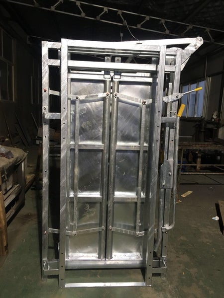 Head bail, walk through, heavy duty, left or right handed Carousel 1
