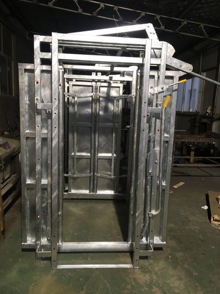 Head bail, walk through, heavy duty, left or right handed Carousel 2