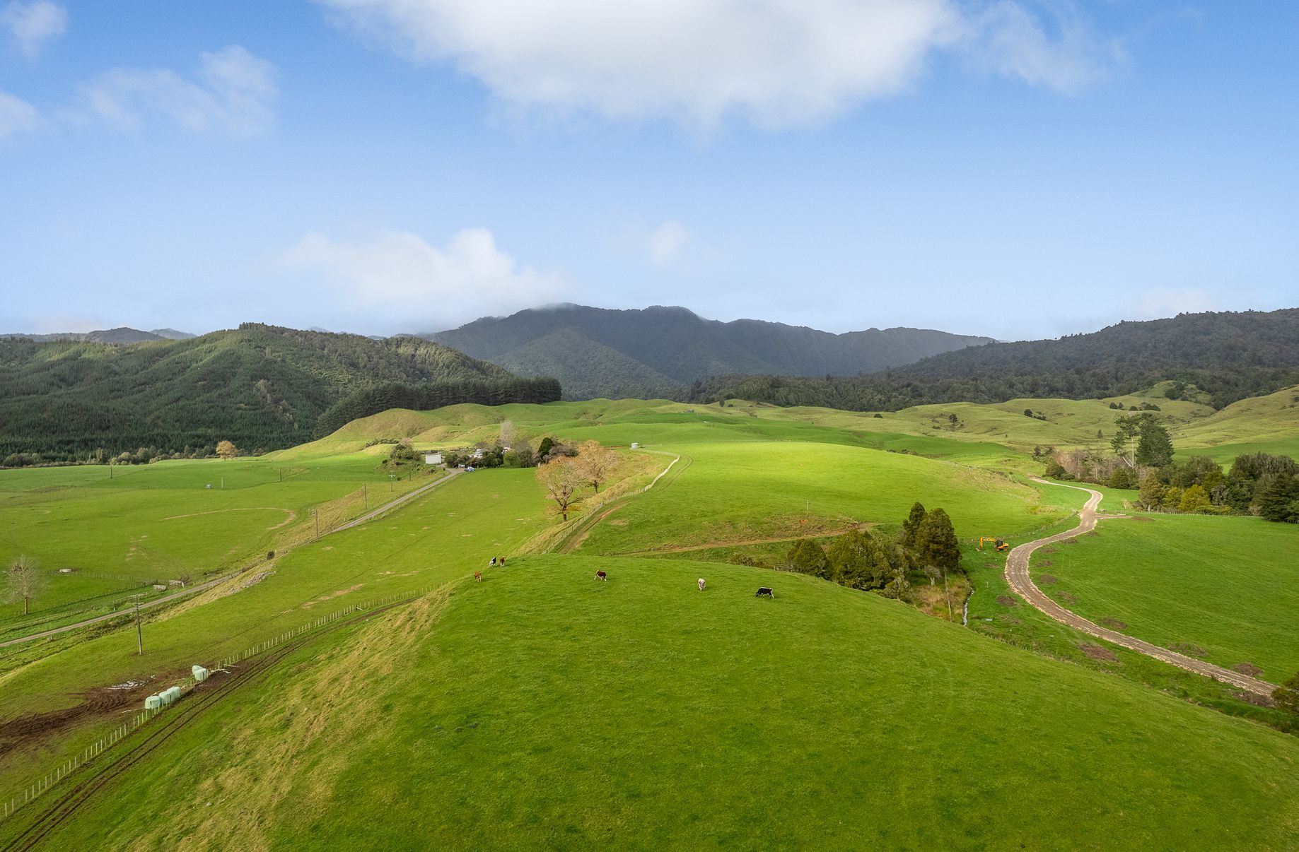 YOUR OWN SLICE OF PARADISE - STUNNING VIEWS — slide 2