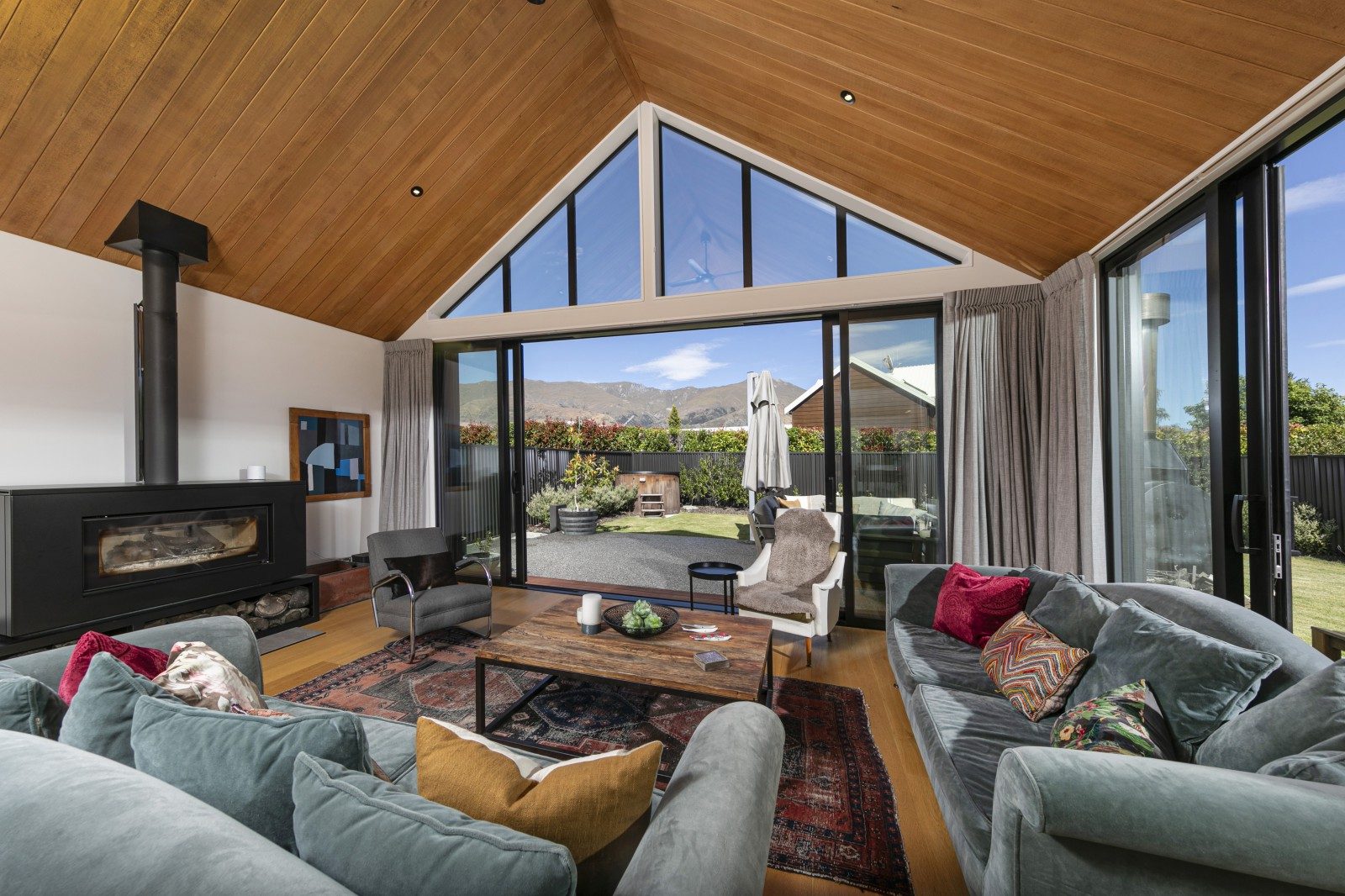 Prime location and contemporary elegance — slide 2
