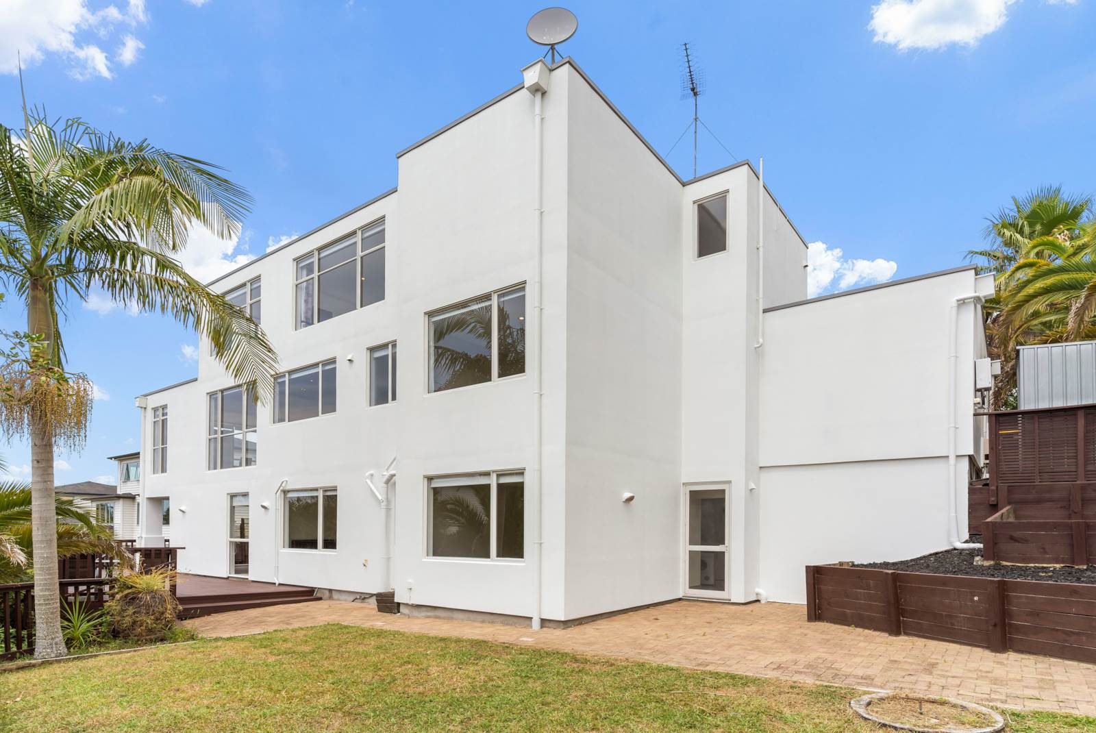 Luxury Oasis in RANGI Backyard — slide 41