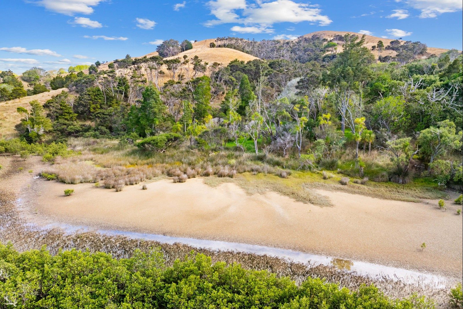 Kaipara gem - peace, privacy and views — slide 11