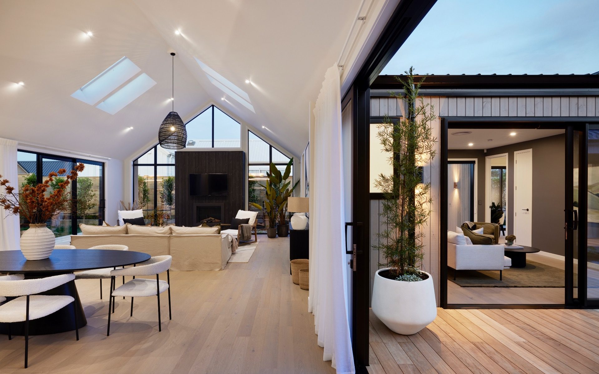Big Site, Big Views – Exclusive in Beachlands — slide 6