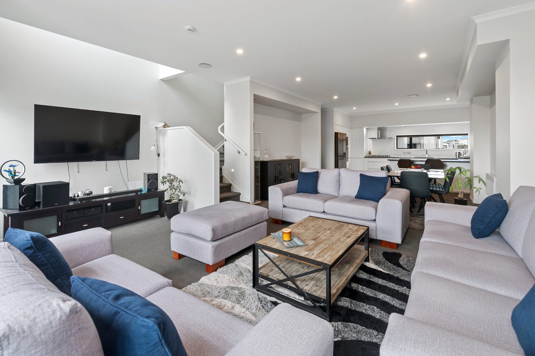 Affordable - 220sqm Home - Excellent Location !! — slide 1