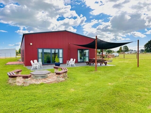 Discover Country Living — slide 1