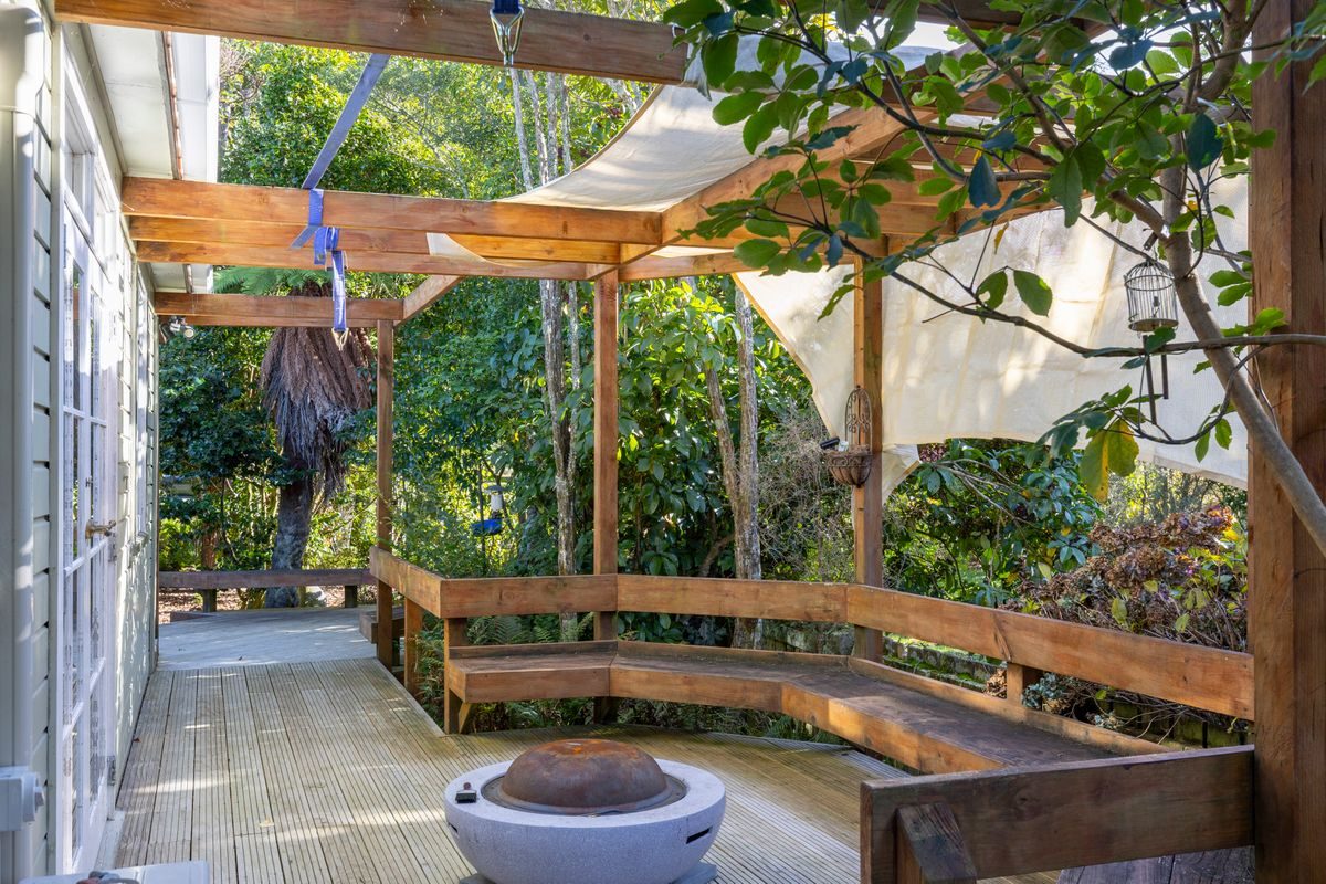 Bush Retreat Near the Tongariro River — slide 2