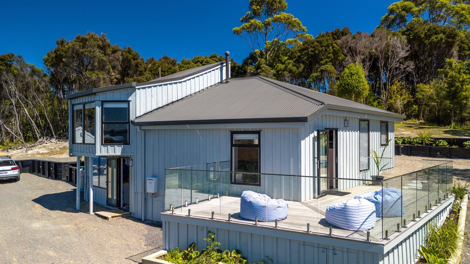 Stunning Coastal Retreat — slide 4