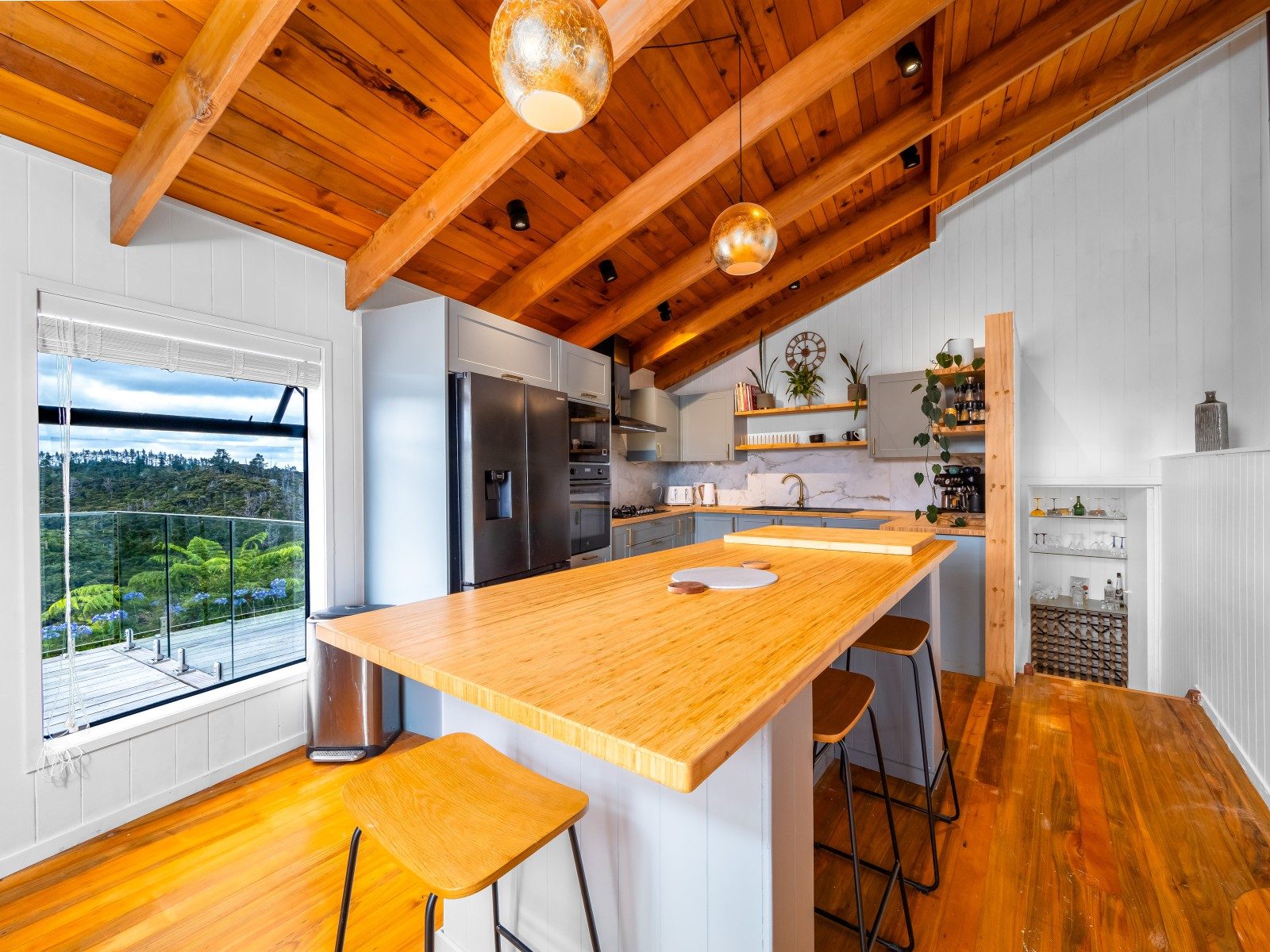 Stunning Coastal Retreat — slide 6