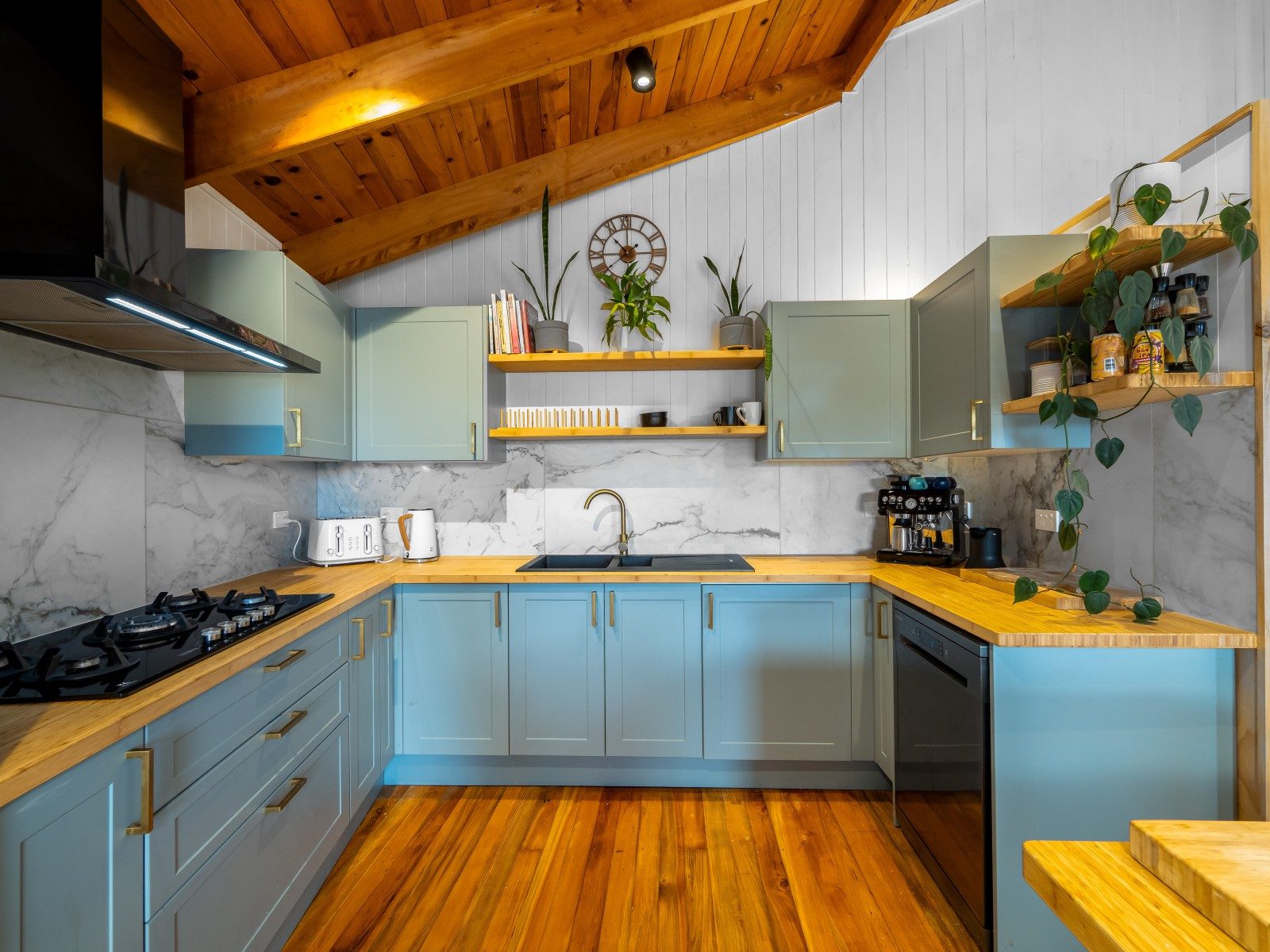 Stunning Coastal Retreat — slide 8