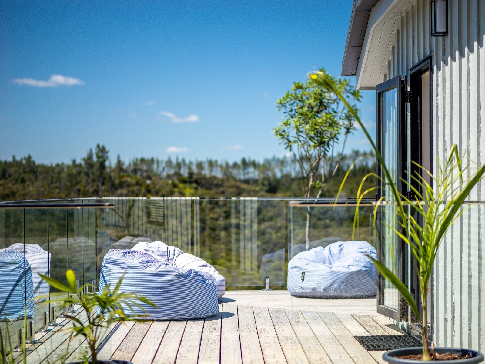 Stunning Coastal Retreat — slide 12