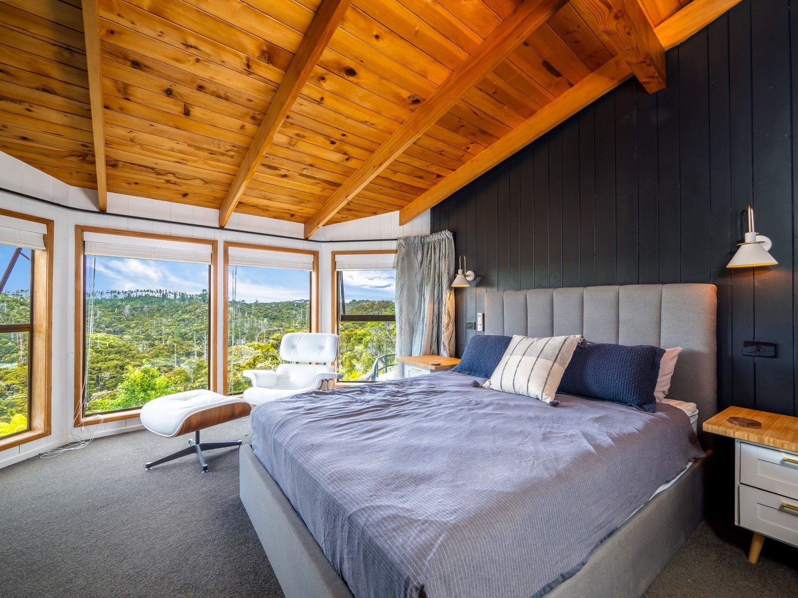 Stunning Coastal Retreat — slide 17