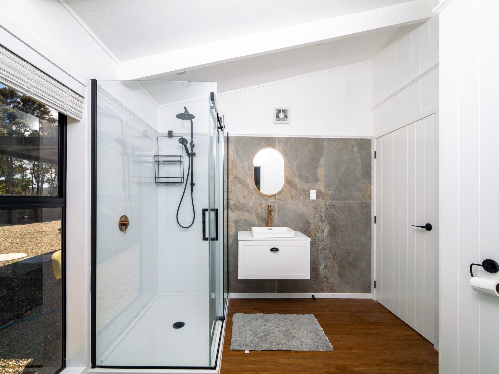 Stunning Coastal Retreat — slide 18