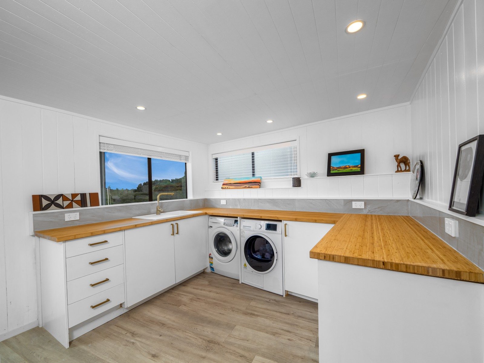 Stunning Coastal Retreat — slide 23
