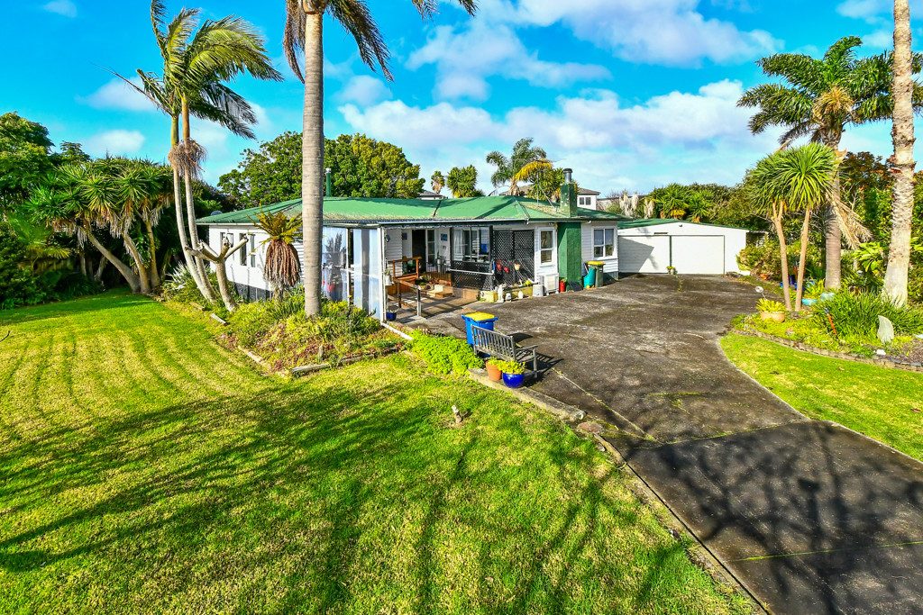 3 bedroom home on 2352sqm land — slide 2