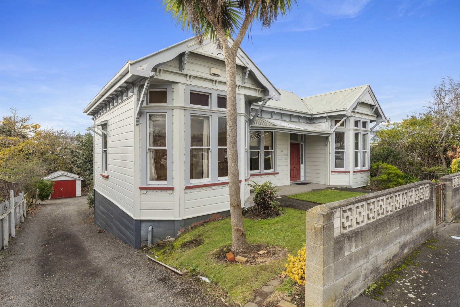 Iconic villa with development potential — slide 2