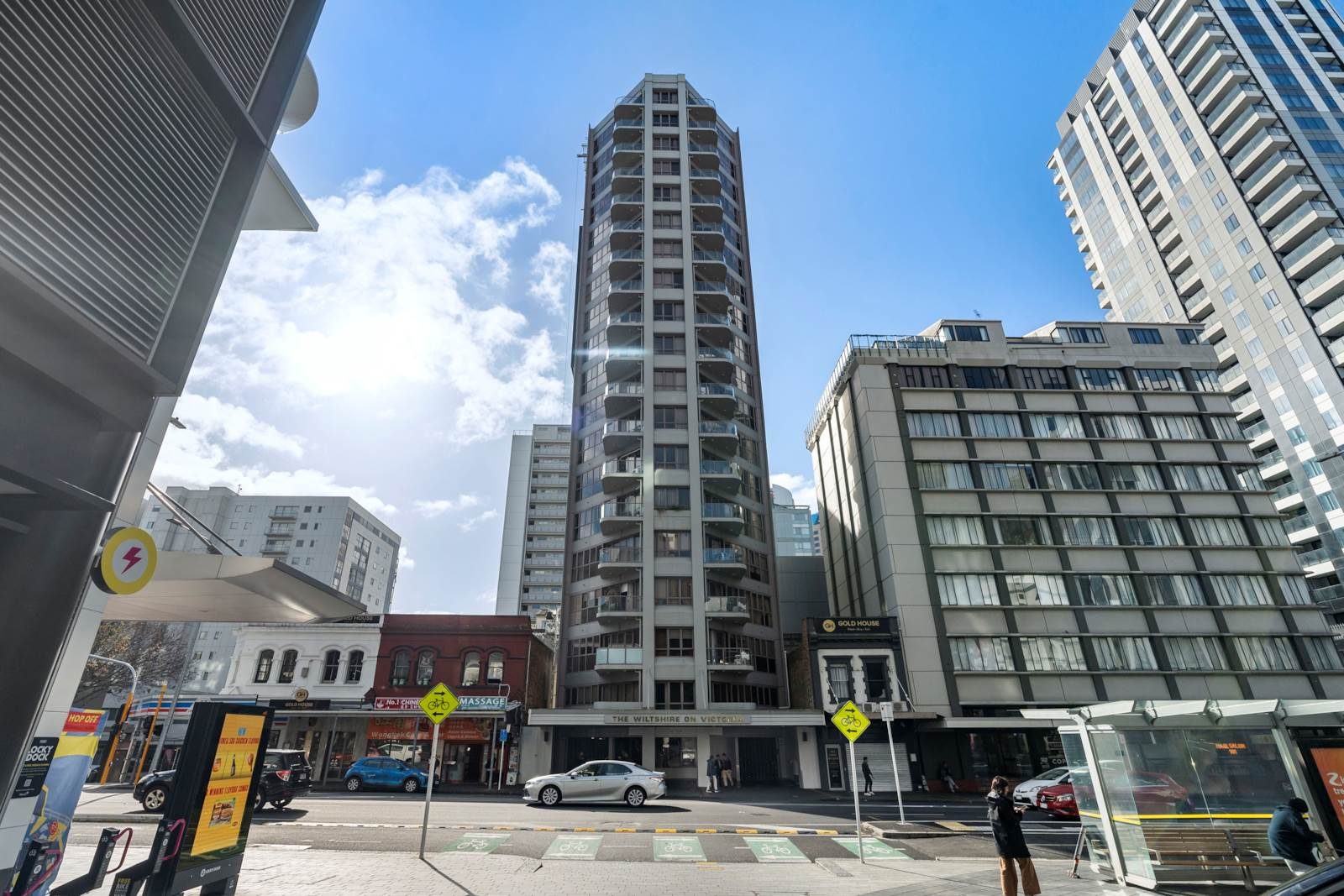 Spacious 2 bed Apartment With Parking — slide 17