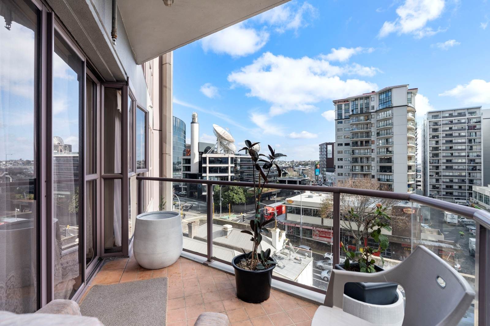 Spacious 2 bed Apartment With Parking — slide 2