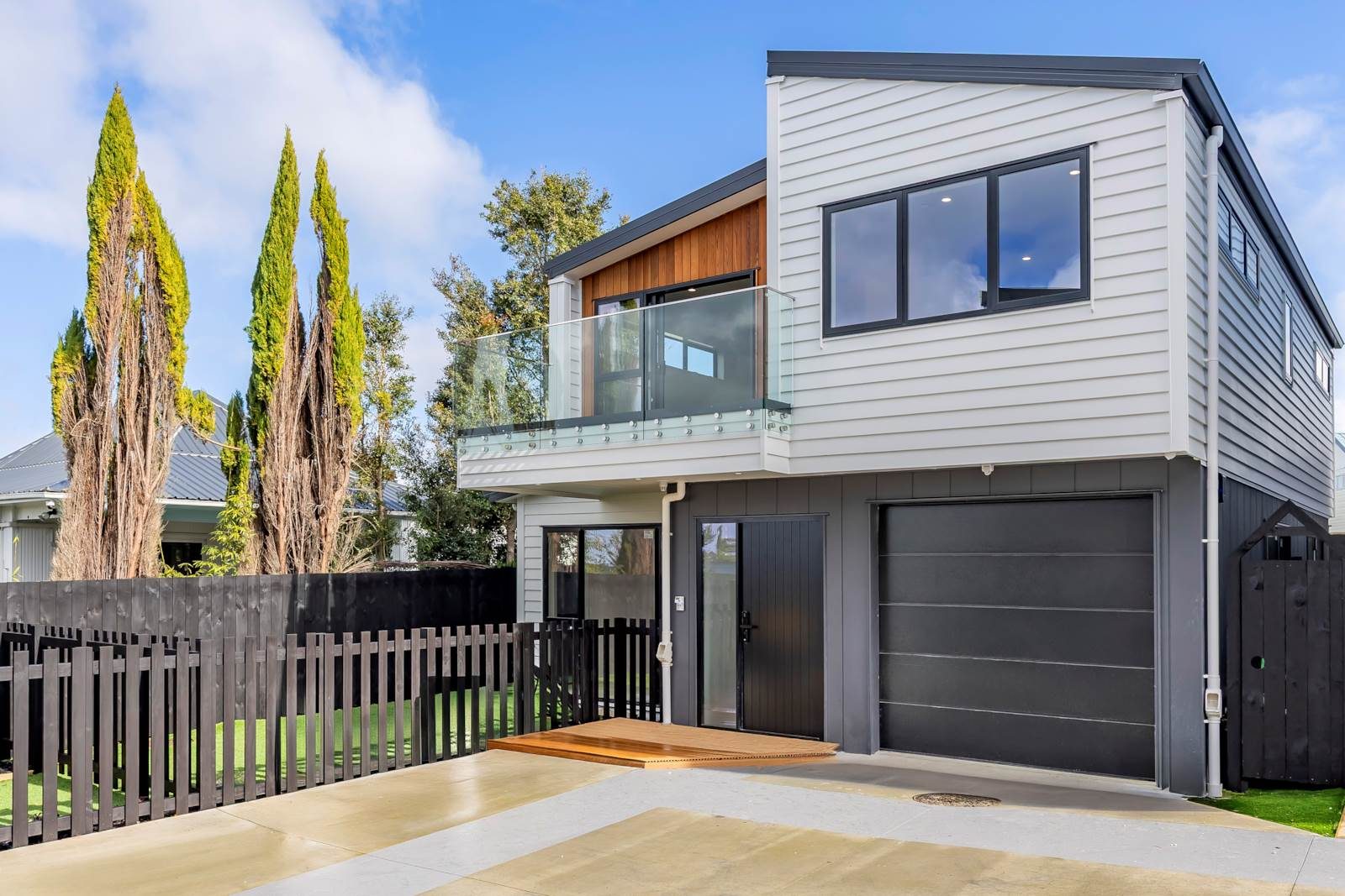 Sophisticated Living in Sought-After Chatswood — slide 1