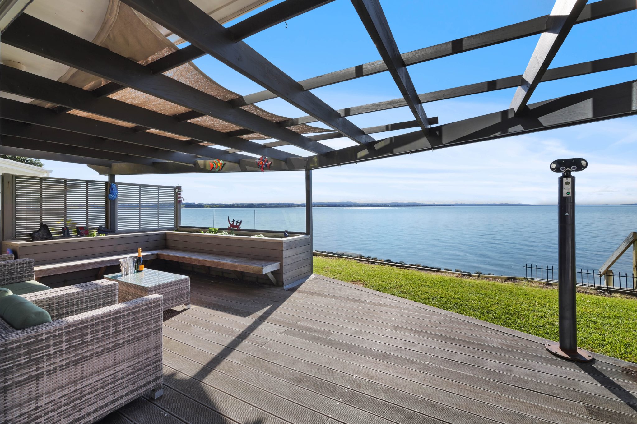 Stunning Kiwiana Beach Retreat - Paradise Awaits! — slide 1