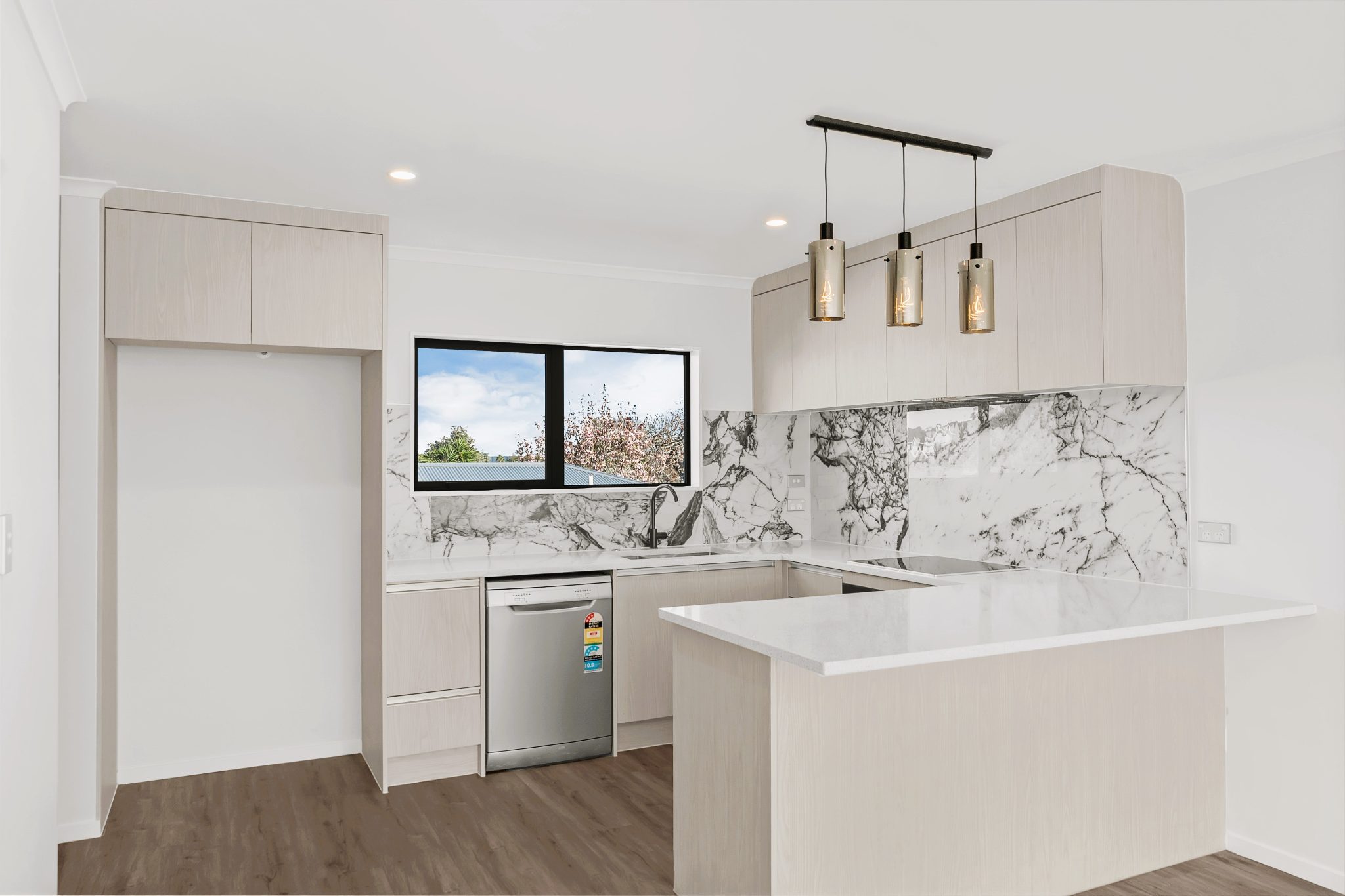 Sunny, Spacious and Move In Ready! — slide 2